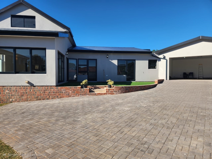 4 Bedroom Property for Sale in Stilbaai Wes Western Cape